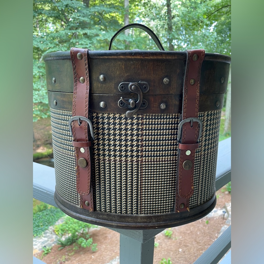 Wooden Houndstooth Box w/ handle